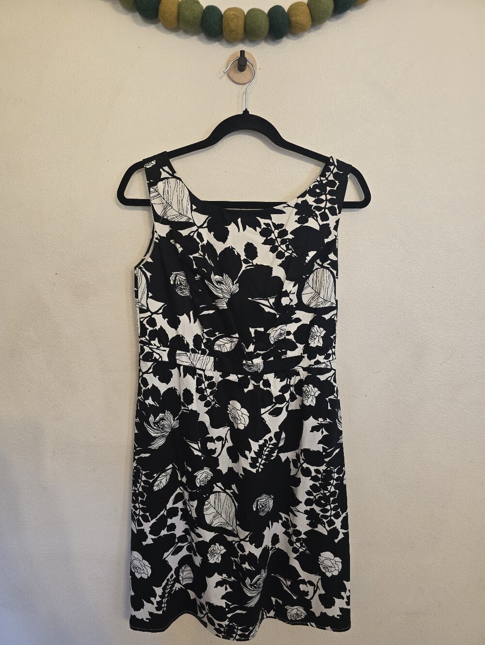 Romy Womens Size M Sleeveless Black & White Floral Leaves Print Side Zip Dress
